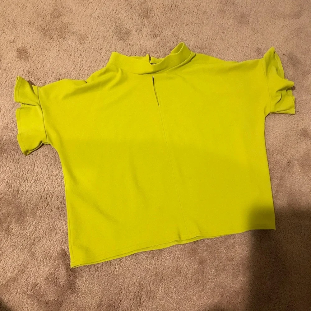 Quarter bell sleeve top with keyhole front - Picture 2 of 3